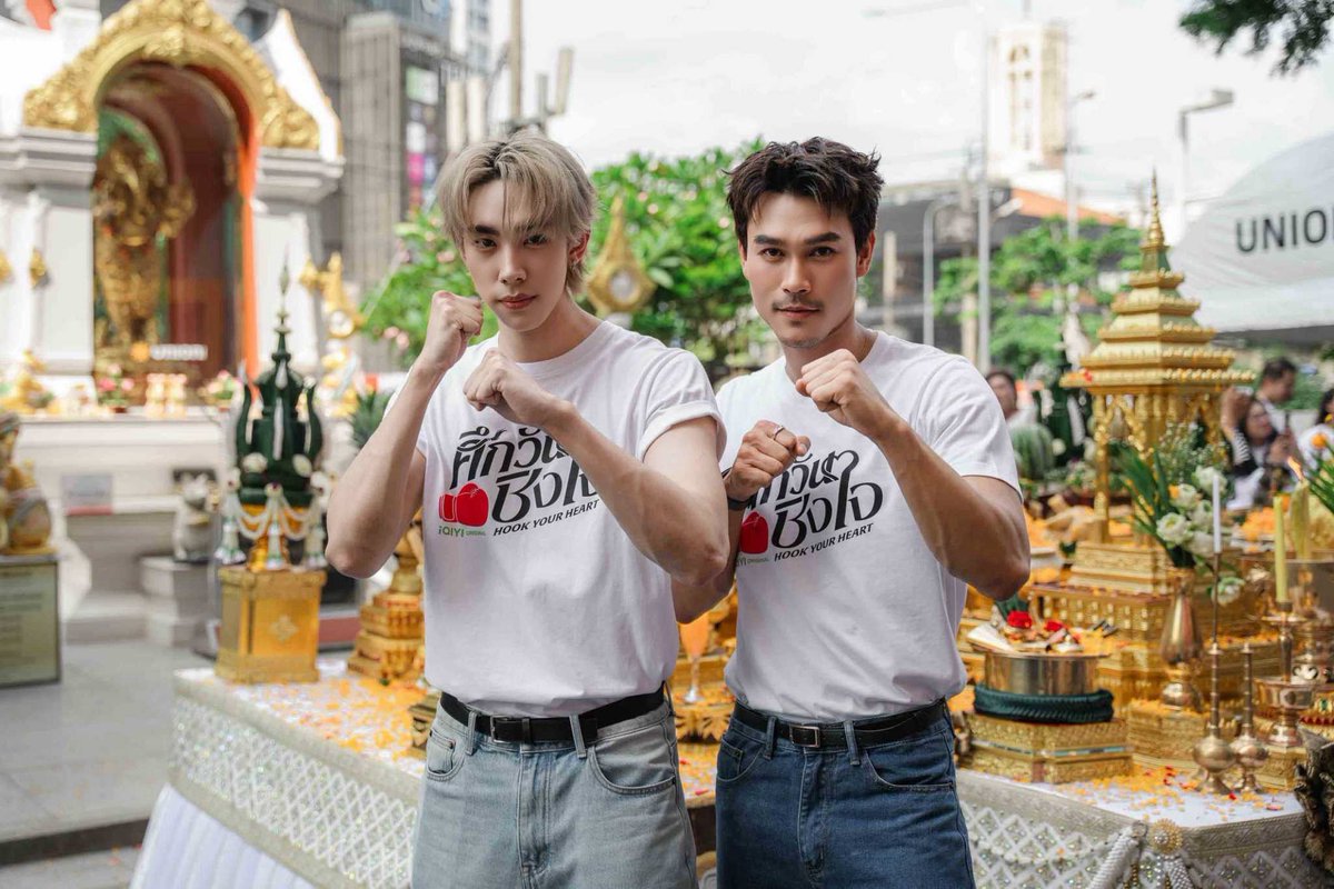 Zokzakdara2's tweet photo. เปิดยกแรกก็ฮุกใจ! "ดีแลนด์-ชอน" เคมีแรงเกินต้าน บวงสรวง iQIYI Original "Hook Your Heart ศึกวันชิงใจ" คึกคัก
https://t.co/I6PnuCojVc
#HookYourHeart #ศึกวันชิงใจ #iQIYIOriginal #iQIYI #IronStudio
#DelandDechochai #ShawnChawitkan https://t.co/Cm5apXwKLV