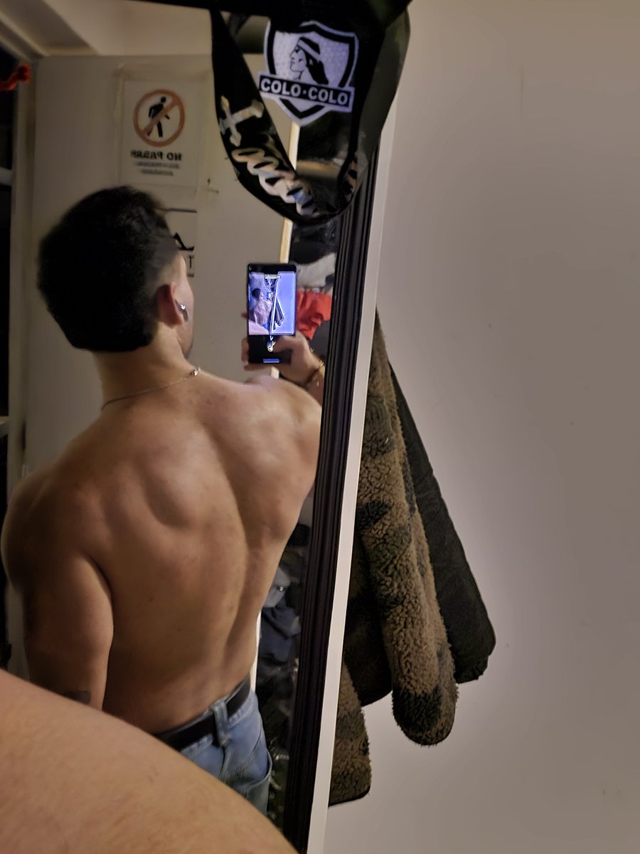 CrisAnggel_'s tweet photo. Me duele la espalda me harías un masaje ? 😔 https://t.co/ZJUlQQUopk