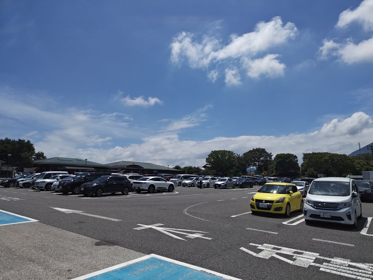 Barbette777's tweet photo. 今日は月の一度の大分便です
夏休み中だから小学生の通学ラッシュにはかからないと思っていましたが今日は8月6日で登校日でした
小学生も大変ですね
平日にもかかわらず別府湾SAは車でいっぱいでした
行楽かな https://t.co/vpijmhLg0O