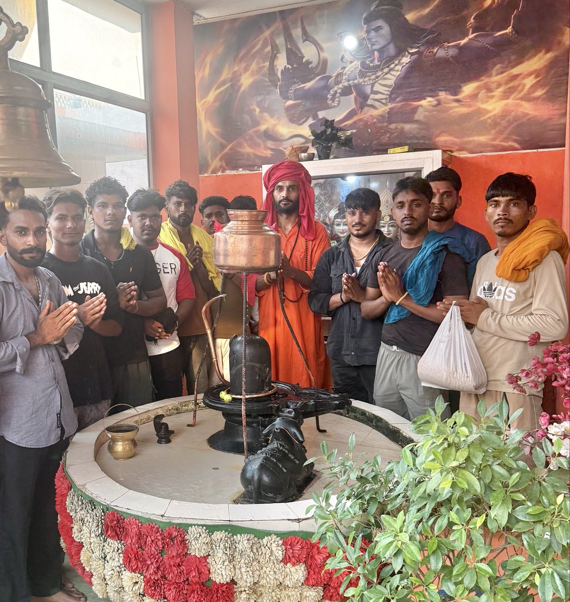 BholenathMahant's tweet photo. हमारी नगरी धारसूल से श्री गोमुख के बाद श्री हरिद्वार के लिए पहली डाक कावड़ में श्री शिव भगतों की 24 सदस्यीय टीम को प्रस्थान करवा रहा हूँ, ये टीम जोड़े में डाक कावड़ रूपी गंगा जल लेकर आयेगी । सभी से विनम्र अनुरोध करता हूँ की हर चीज की मर्यादा रखें और नशे से दूर रहें, साफ़ - सुथरी श्रद्धा से जाएँ और आयें ।

हर-हर महादेव 🙏🙏।