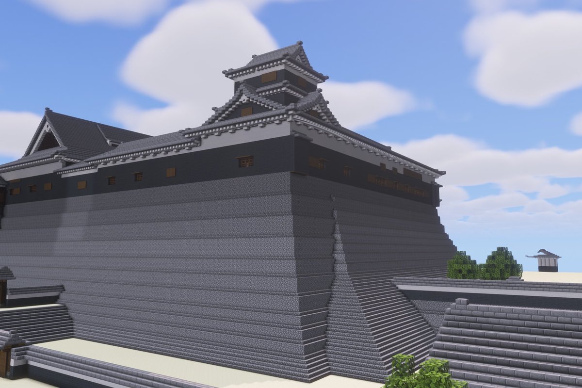s0komoto's tweet photo. 熊本城　小広間三階櫓
熊本城の二様の石垣の上に建っていたこの櫓は、二重目の高さが南北で異なるという特異な構造を持っていた。
本丸御殿の中庭から眺めたときに美しく見えるよう、このような形に造られたと考えられる。
#熊本城 #マイクラ建築 #Minecraft #Minecraftbuilds https://t.co/Tz2QjGDjmv