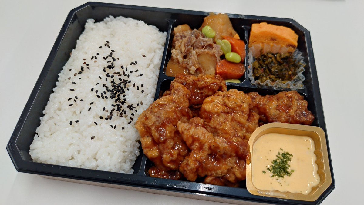 ebn_18's tweet photo. ランチは塚田農場のチキン南蛮弁当！このビルのランチ弁当、種類が豊富で、自社ビルの食堂よりいいわ〜😋 https://t.co/S7kdotCBQz