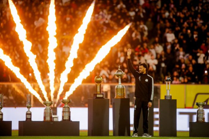 HayArqueros's tweet photo. Vozinha se presentó de forma oficial en el Monumental y esto claramente no es un fichaje más, el arquero de Cabo Verde fue figura en el último Mundial y ahora busca la gloria con el popular.
#ColoColo #CaboVerde https://t.co/txdcAOilNl