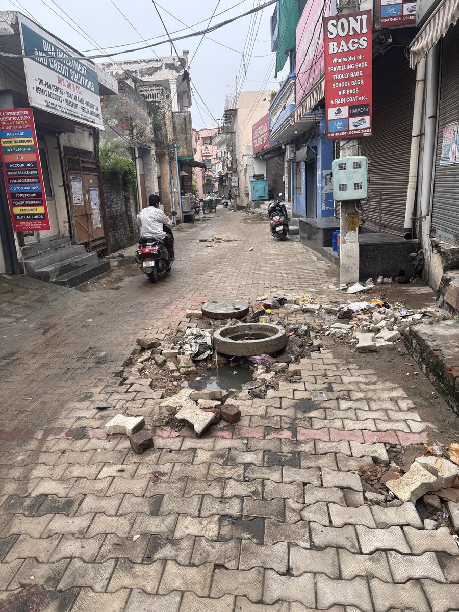 garimasaini27's tweet photo. @CMOPbIndia @BhagwantMann @HoshiarpurAap @punjabgovtindia @DcHoshiarpur @Mchsp800176
#Hoshiarpur #Punjab #SewageProblem #PublicSafety #HealthHazard
Public safety emergency in Premgarh, opposite Railway Road Post Office, Hoshiarpur for past 3 weeks https://t.co/UHarq2QSl0