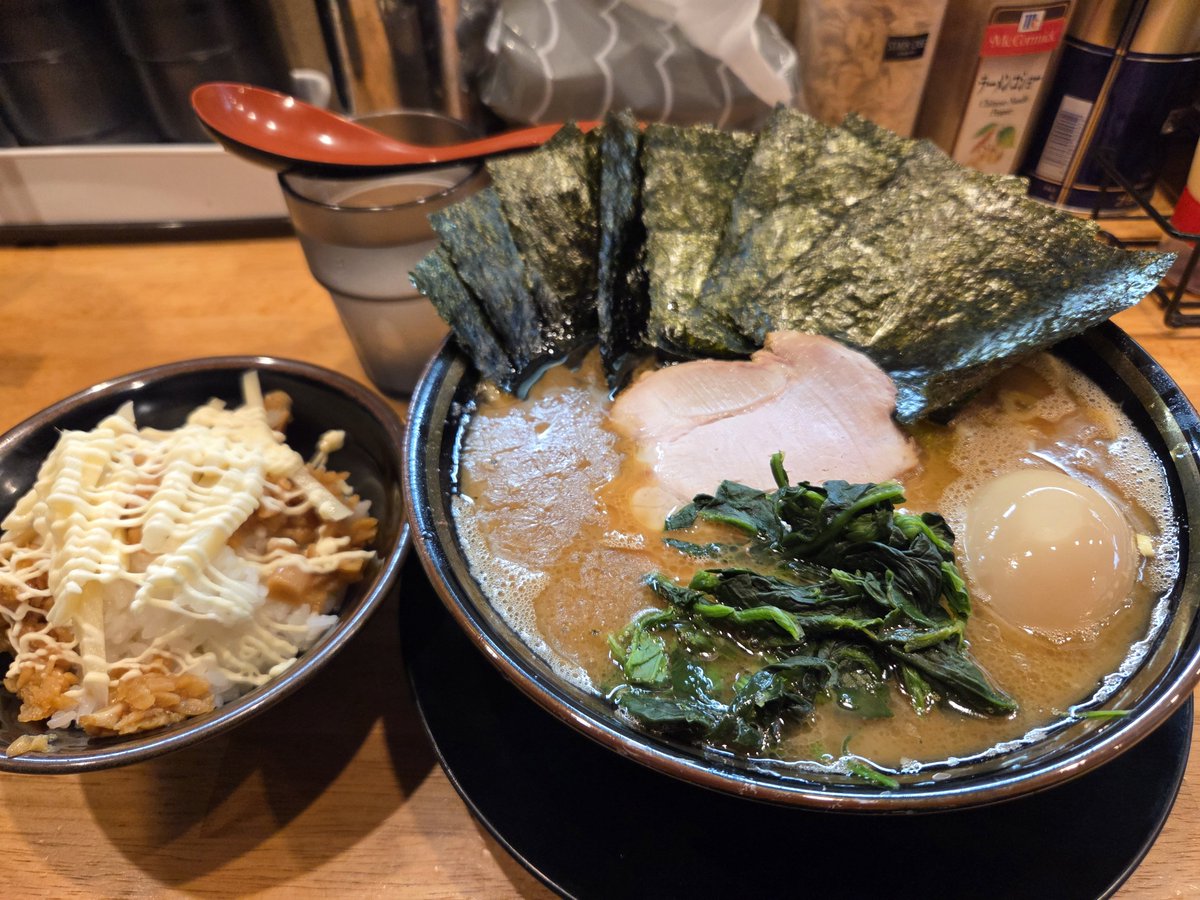 HZzRdAFZFAESRc5's tweet photo. 王道鈴家
今日は朝イチ行ってみたい❗
なるほど❗ライトだ。いつもよりスッキリしている。

旨い😋やっぱり鈴は旨い😋

例えるなら熟成したボルドーみたいな尖りや雑味が無くマイルドだけど、くどくなくて、旨味がある。みたいな？

味玉も美味しかった。とろっと味が旨い。🥚

ご馳走さまです。
#鈴家 https://t.co/xYAloJb0Bd