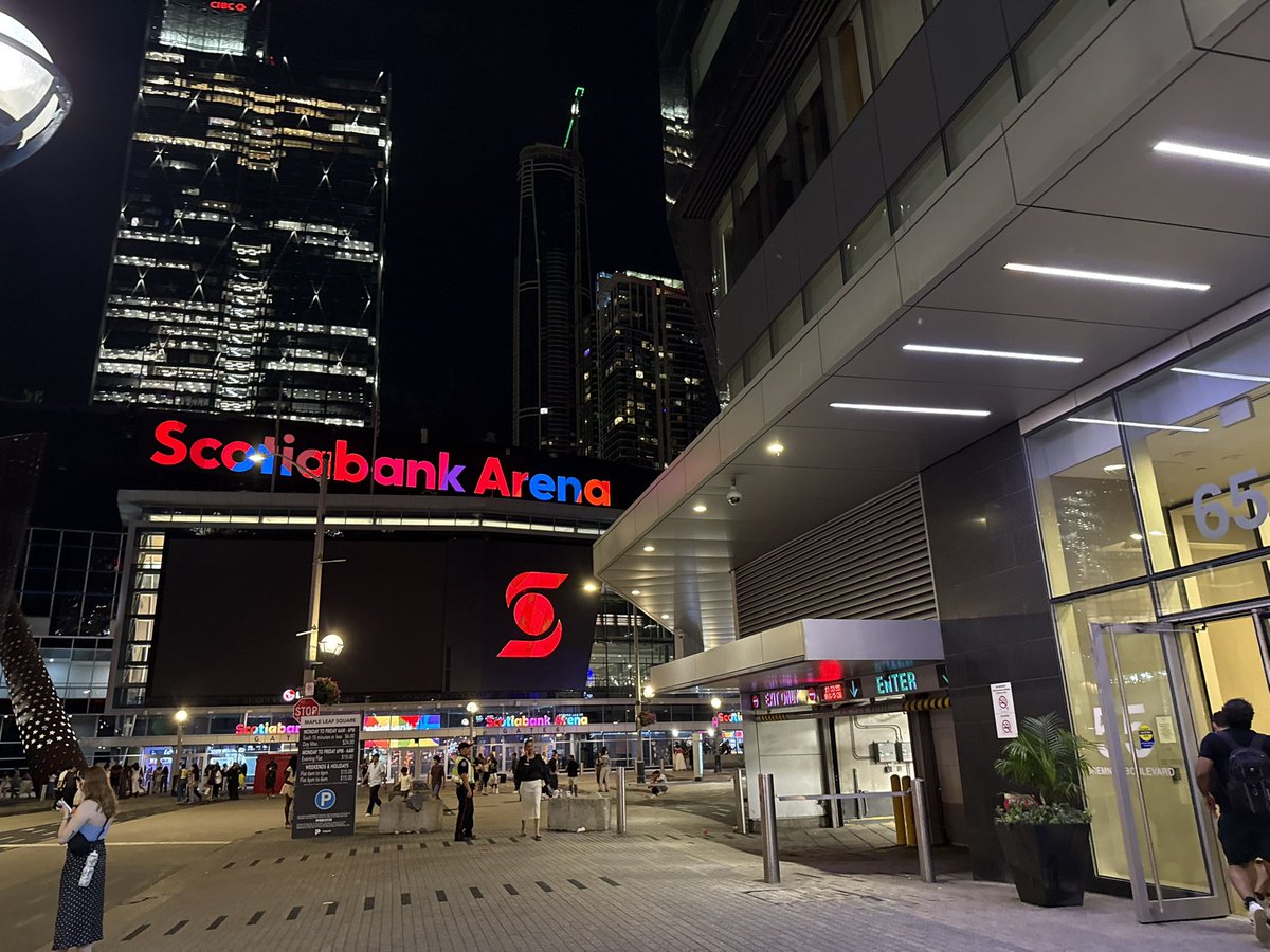 FLACatsCulture's tweet photo. In enemy territory! @MapleLeafs
#TimeToHunt https://t.co/dFWSwWduIN