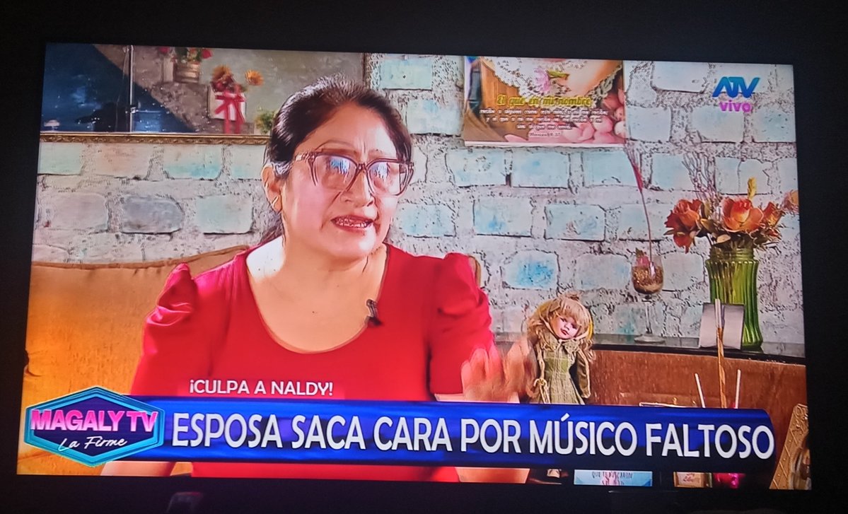 Vanessa_Zev's tweet photo. Cesar Sánchez manda a la esposa a defenderlo.
Que hombre para más maricon, para acosar si tiene los pantalones pero para defenderse no.
Lamentablemente existen mujeres machistas defendiendo al acosador y echándo la culpa a la víctima. 
#MagalyTvLaFirme https://t.co/QC5ARFBHvk