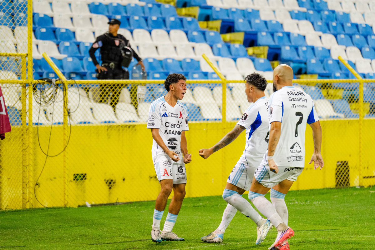 SuperFutbolSV's tweet photo. ¡ALIANZA PONE EL PRIMERO! 🅰️⚽️

El juvenil David León anotó el primer gol del encuentro entre Alianza vs Herediano en la Copa Centroamericana.

#LoVivimosComoVos #Alianza #Herediano https://t.co/4EDXHQF5PV