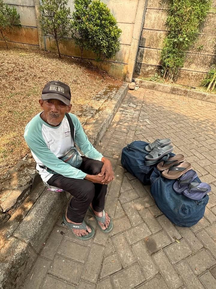 LiaAfri03881071's tweet photo. Guys buat yg tinggal disekitar Aryana karawaci, curug, binong, citra raya jangan lupaa kalau liat bapak ini bantu larisin jualan bapaknya ya, bantu kasih sedikit rezekinya buat bapaknya. 
bapaknya jualan sendal buat orang dewasa gitu, bapaknya kalo selalu lewat aryana jam 10-11an gitu.
cc: noviiipus