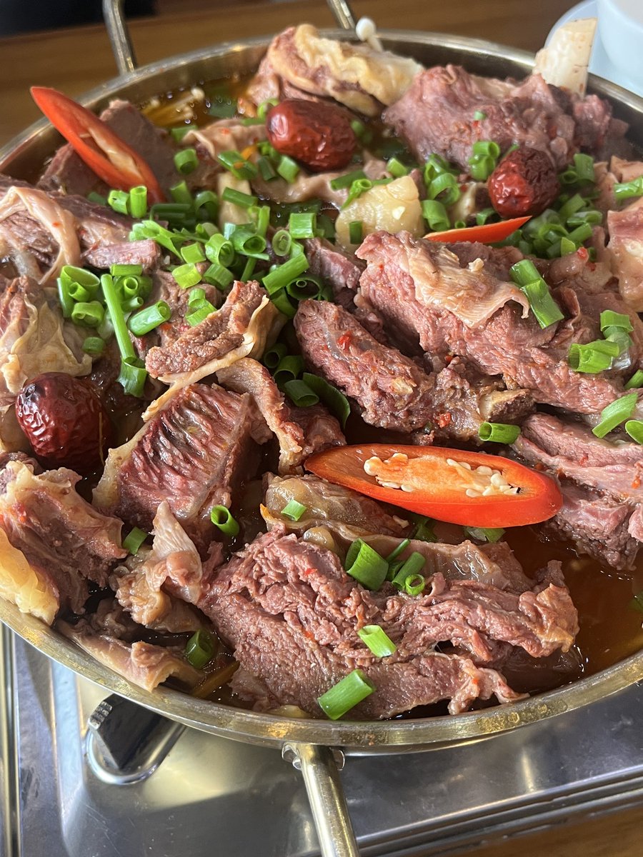 wstellynn's tweet photo. Cố tình ko ăn sáng để bụng đi ăn món này đây hihi 
Quả nồi này chắc phải 4-5 người ăn nhưng chúng tôi chỉ có 3 người 😌 https://t.co/6CV6QSoeRU