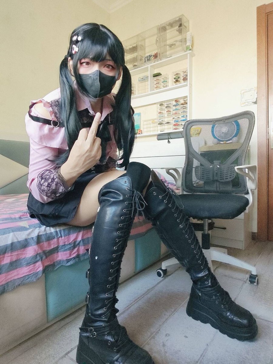 bernadine82800's tweet photo. 不管你现实是什么身份的人 来到我脚下都会堕落成我脚下的贱畜 新鲜的脚汗用过膝长靴一天的味道~❤️ 刺激着你的大脑让你心甘情愿付出一切~🖤 成为男娘亲妈脚下的贱狗~
#atm奴 #报销奴 #账单奴 #汗脚 #酸臭 #提款机奴 #金钱压榨 #贡奴 #榨金 #吐钱 #白给 #洗脑压榨 #上贡 https://t.co/Tz8phjDvMe