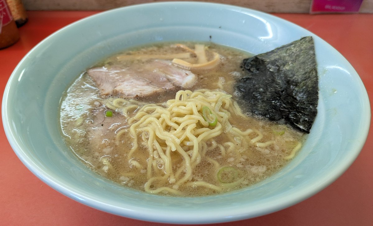 osamitsu0371's tweet photo. 能代市  ラーメンショップ能代店
正油ラーメン 普通(700円)
濃厚かつ独特の旨みとコク！中毒性のあるスープは麺との相性もバッチリで「ん～めぇ～～～っ！」🤣しっかり味がついたチャーシューも👍ニンニクたっぷり投入でスタミナUP！コリコリメンマ・ホロホロチャーシューも👌#ラーメンショップ https://t.co/FHQD3IIP6B