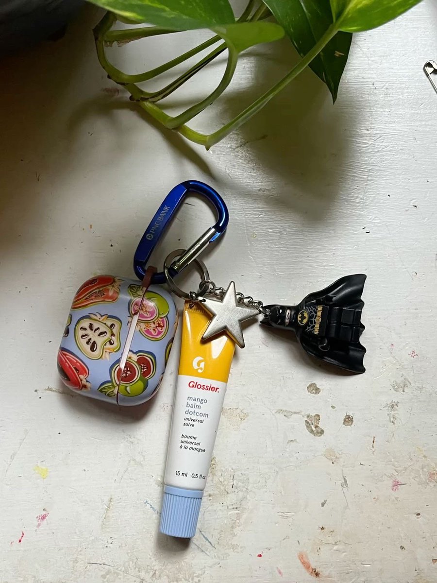 ___MONOMEDIA's tweet photo. リップすぐ失くすから、この持ち歩き方いいな…
オシャレで可愛いし！ 一石二鳥◎ https://t.co/Yw8XHbarYh