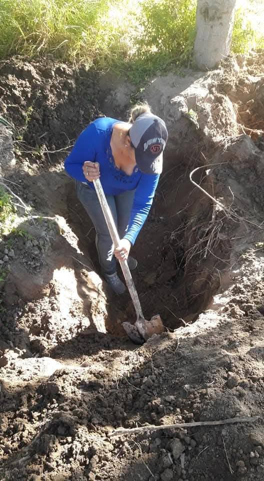 CeciPatriciaF's tweet photo. Cuánto tiempo más tendré que ser yo la que siga cavando fosas para encontrar a mi hijo ?hasta cuándo serán las autoridades las que hagan la búsqueda investigación y localización de Alejandro 10 años 10 meses recorriendo los montes en su búsqueda localizando miles de personas que hoy volvieron a casa y no puedo encontrar a mi hijo hasta cuándo terminará está angustiosa espera que me mata lentamente @Claudiashein @FGR_SV solo tiene que hacer su trabajo ya les hice la investigación de cada uno de las personas que desaparecieron a mi hijo solo falta que ustedes trabajen y los detengan y me entreguen a mi hijo