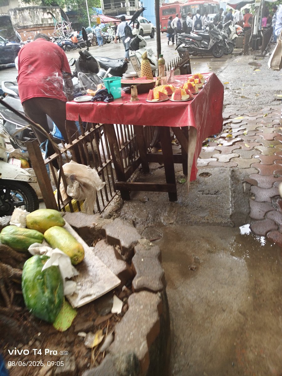 Bird311Angry's tweet photo. 🚨 Day 7 of Complaint 🚨

The samosa seller near Tulsiani Chambers and the fruit seller near Raheja Chambers continue to sell unhygienic uncovered food, posing a serious public health risk. Despite repeated complaints no action has been taken

@mybmc @FDA_Maharashtra @fssaiindia https://t.co/XFtQOUVHHV