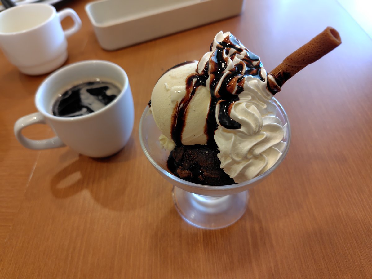 21Lazy8's tweet photo. お誕生日クーポンなるものに気が付いたのでオセロアイス頼んだった https://t.co/CzyflrwJHj