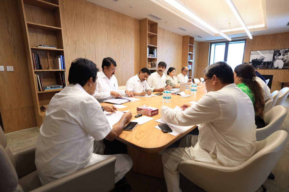Devendra_1925's tweet photo. दिल्ली में भारतीय राष्ट्रीय कांग्रेस के संगठन महासचिव श्री @kcvenugopalmp जी, AICC गुजरात प्रभारी श्री @MukulWasnik जी, गुजरात प्रदेश कांग्रेस अध्यक्ष श्री @AmitChavdaINC जी, विधानसभा में कांग्रेस विधायक दल के नेता श्री @TusharAmarsinh1 जी एवं AICC सचिवगण के साथ संगठनात्मक बैठक में सहभागी हुआ।

बैठक में गुजरात की वर्तमान संगठनात्मक स्थिति की विस्तृत समीक्षा की गई तथा आगामी महीनों में संगठन को जमीनी स्तर पर और अधिक सशक्त बनाने, जनता तक पार्टी की पहुंच को व्यापक बनाने और जनहित के मुद्दों को प्रभावी ढंग से उठाने की रणनीति पर सार्थक चर्चा हुई।

@INCIndia @INCSandesh @SubhashiniSY @Ramkishano @VamsiChandReddy @dnetta