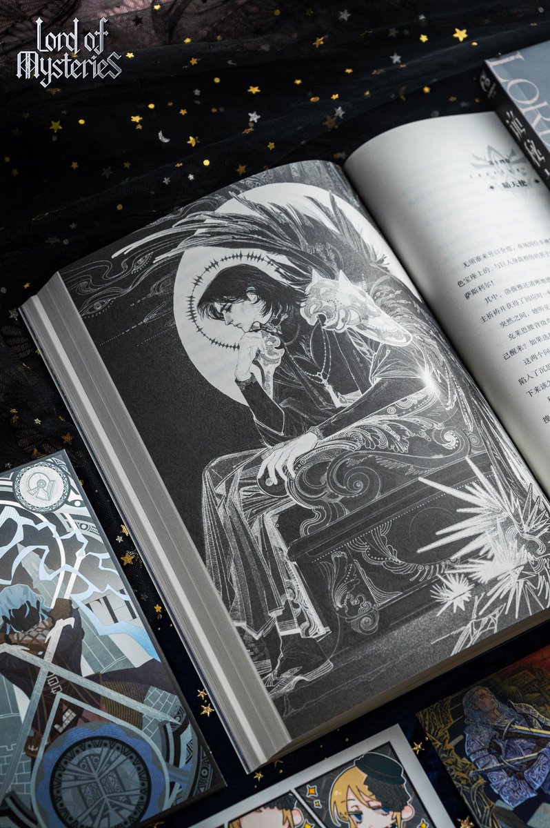 LOM_officialEN's tweet photo. 🔮#LoMBook
Lord of Mysteries, the 17th book in the collector's edition (《诡秘之主17 逐光者·下》), is now released!!
Designed&Published by GUANGZHOU TIANWENKADOKAWA
Illustration by @OSSS
#LordofMysteries #LoM #诡秘之主 #WebNovel https://t.co/7VV6iwCPa6