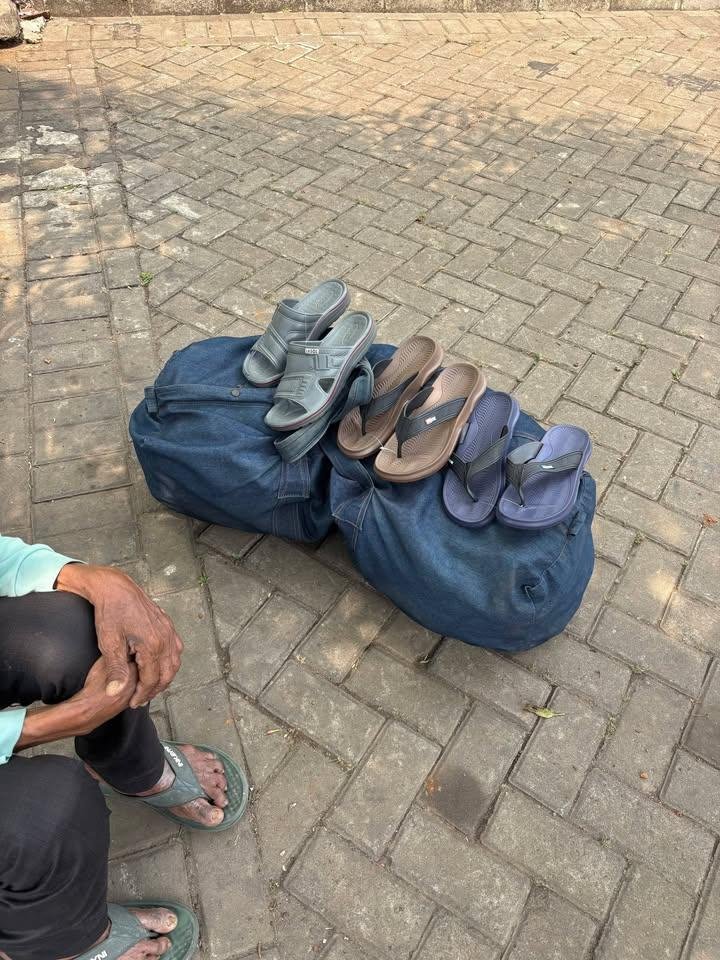 LiaAfri03881071's tweet photo. Guys buat yg tinggal disekitar Aryana karawaci, curug, binong, citra raya jangan lupaa kalau liat bapak ini bantu larisin jualan bapaknya ya, bantu kasih sedikit rezekinya buat bapaknya. 
bapaknya jualan sendal buat orang dewasa gitu, bapaknya kalo selalu lewat aryana jam 10-11an gitu.
cc: noviiipus