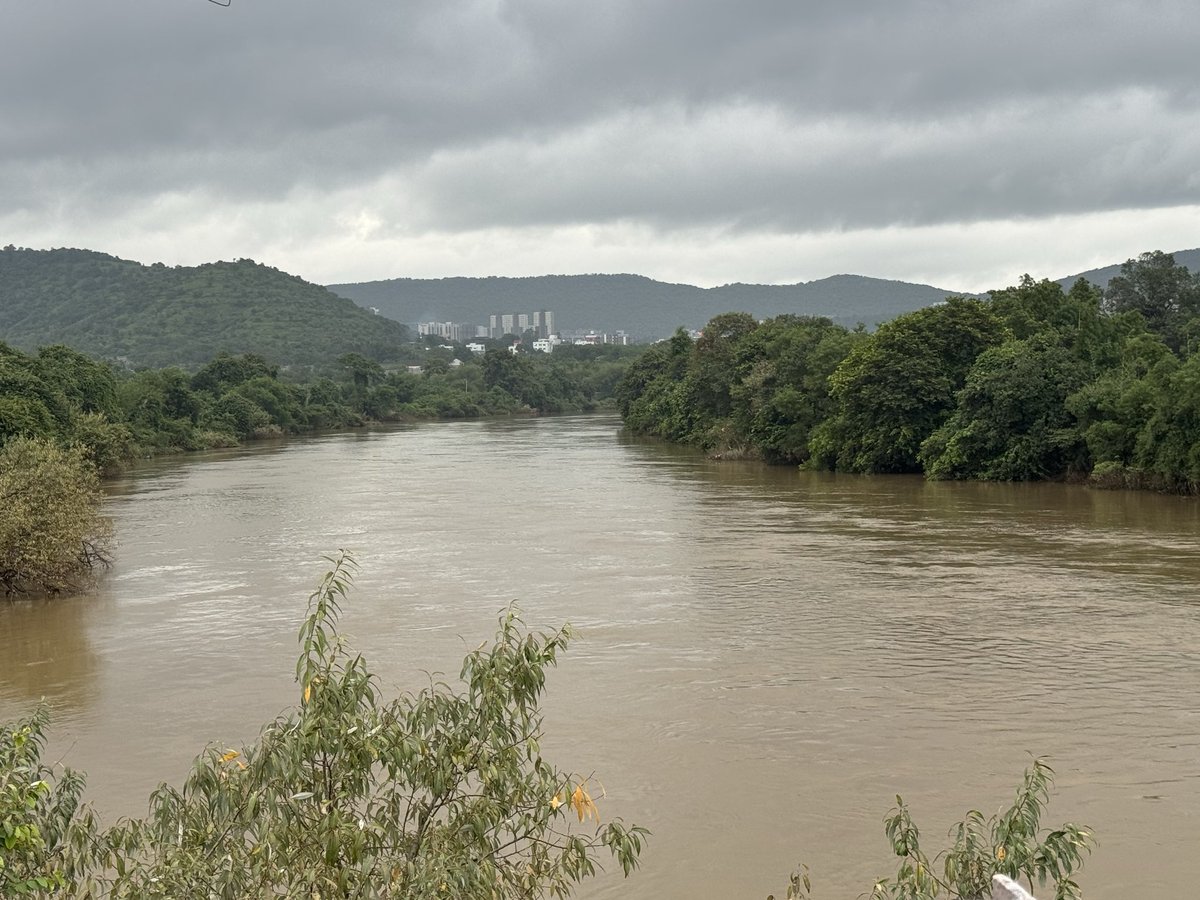 AshutoshPinjan's tweet photo. When work takes you to beautiful places. This shot was captured on my way to Paud JMFC Court, Pune. Thanks to the city’s civic authorities, the bridge was brought to a standstill by heavy traffic, giving me just enough time to appreciate the view and capture this picture.
#pune https://t.co/7ycpE4sGwo
