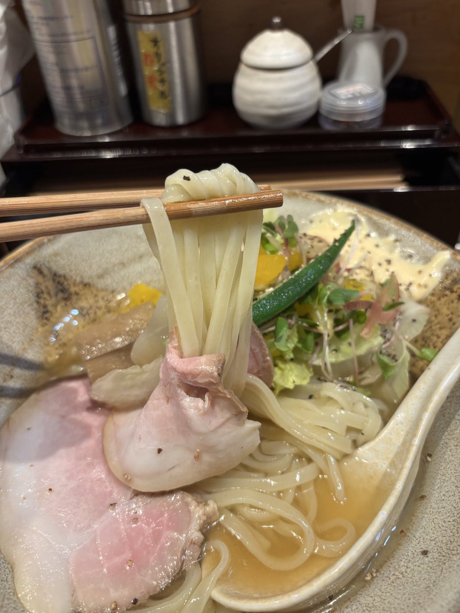 takkun510's tweet photo. 九条にある麺処 天川さんの豚鶏鮭冷し汁そば🍜
豚と鶏の出汁だけどさっぱりしててツルツルの平打ち麺がスルスルと食べられる‼️
様々な夏野菜がヘルシーで添えられているシークワァーサーガリマヨにディップしても良し、スープに溶かして味変しても良しで美味しかった😋
チャーシューもしっとりで良き👍 https://t.co/6GII4VFMDd