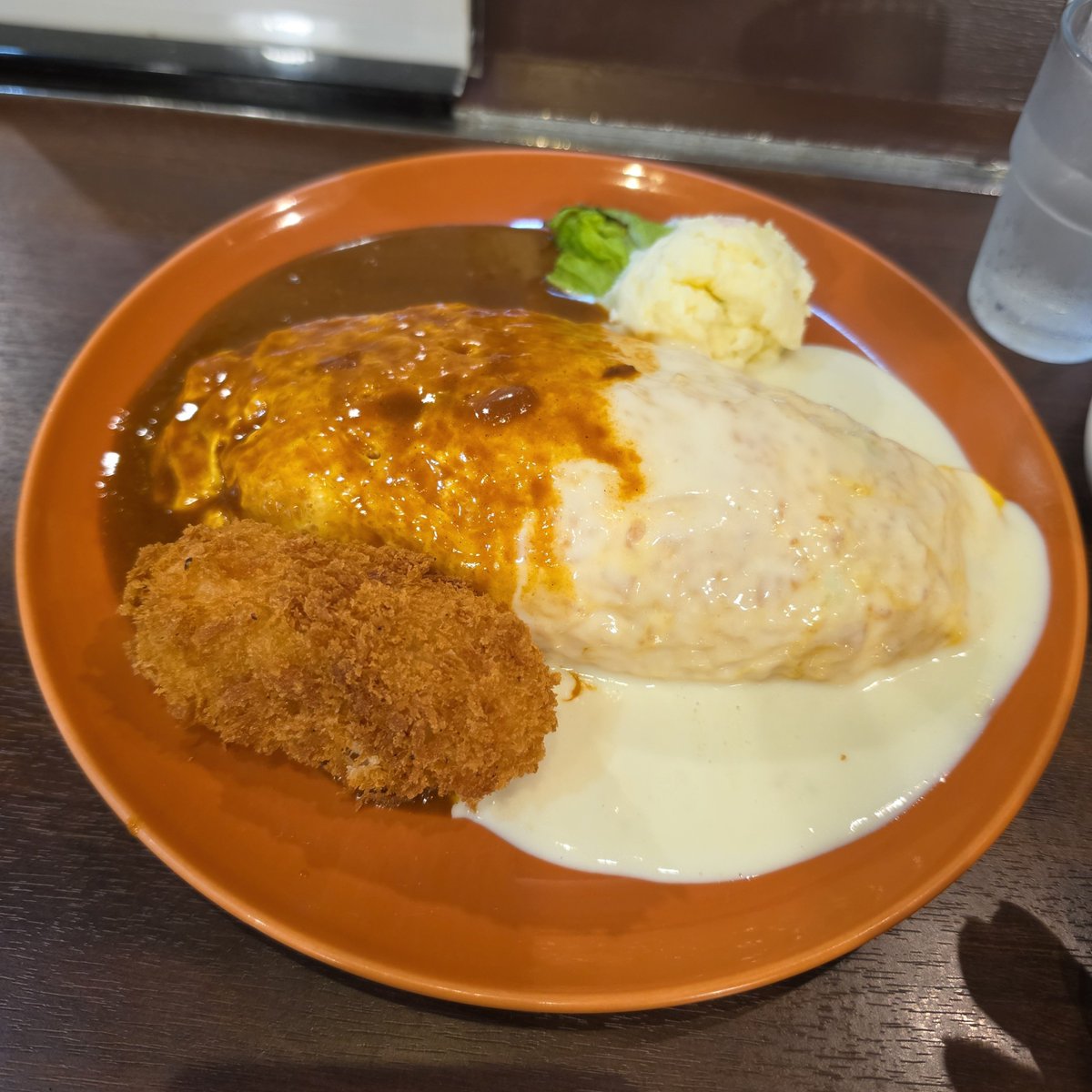 taka_i_'s tweet photo. カレーソースとホワイトソースのハーフ＆ハーフオムライスカニクリームコロッケのせ🤤 https://t.co/rQqpx7pibu