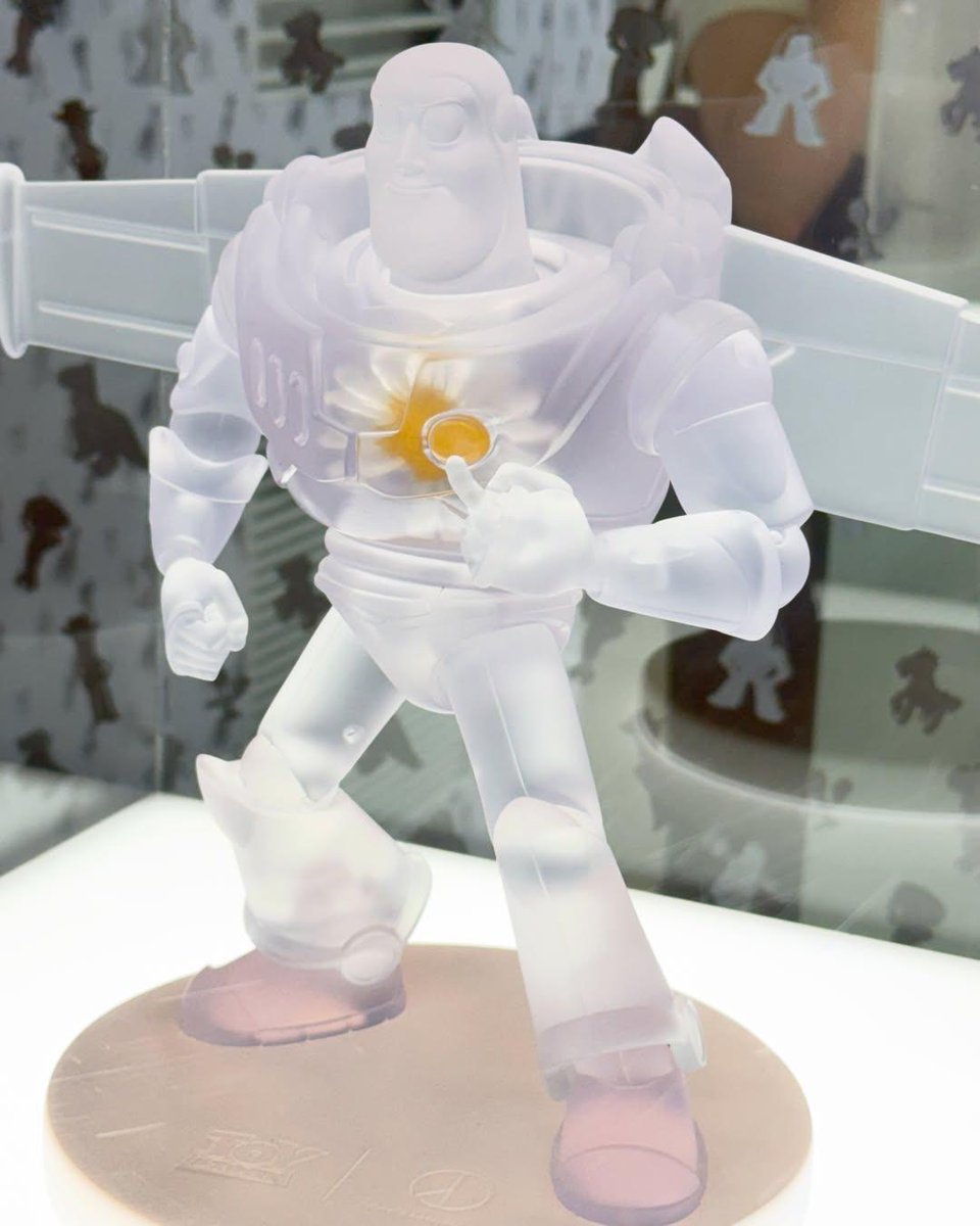 WhiteTamar1's tweet photo. new limited edition Peaceminusone toy story Buzz figurine 🌼😍
#GDRAGON https://t.co/9NuqRftzzL