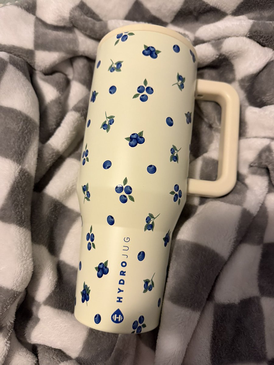baekguwons's tweet photo. I bought this cup today because it reminded me of chamber 5 sunghoon it really is that serious https://t.co/5tr8Mk8sHT