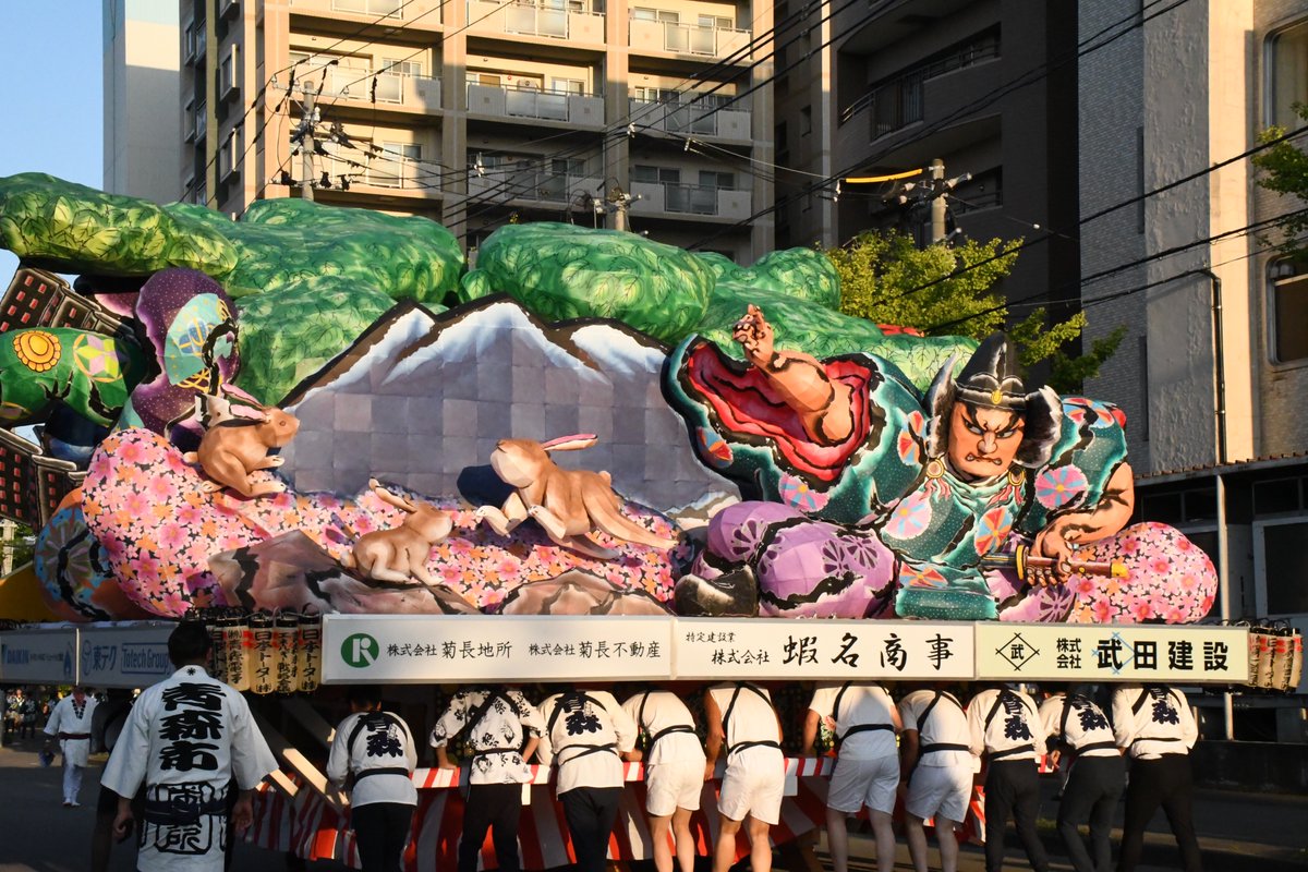 AN_the_CWs's tweet photo. #青森ねぶた 見送りまとめ

23.青森市役所ねぶた実行委員会
《十三の海鳴り・安東新九郎季兼、厳鬼山詣で》
作：福士裕朗

岩木山の麓で遊ぶうさぎが愛らしい見送りです。
我生会の流れで桜が描かれるのも稀な気がします。
北村系統とはまた違う桜の表現で、流派毎に見比べてみるのも面白いです。 https://t.co/BMzD2VZOyw