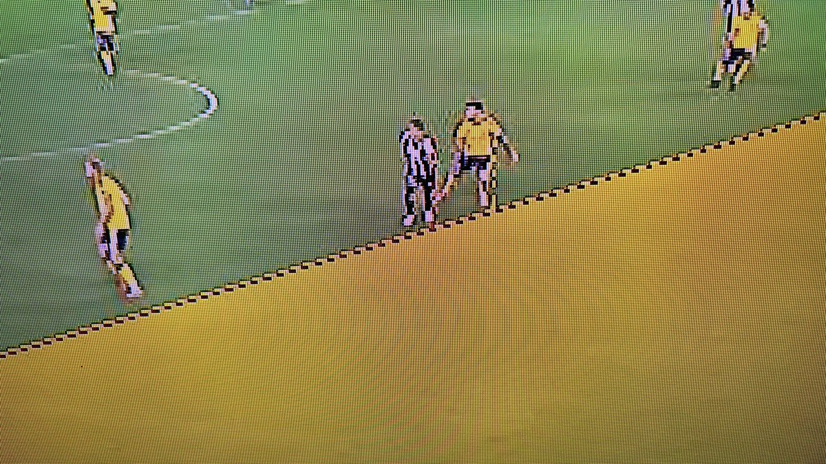 HCaballero's tweet photo. Lo único que evidencía la primera toma es que NO HAY FUERA DE LUGAR… los jugadores están en línea…

Y en el último gol anulado tampoco se aprecia fuera de lugar, además que NO PASARON una repetición para evidenciar y el abanderado está muy mal colocado.

@LeaguesCup 🤢🤮 https://t.co/uzluDs6nTq