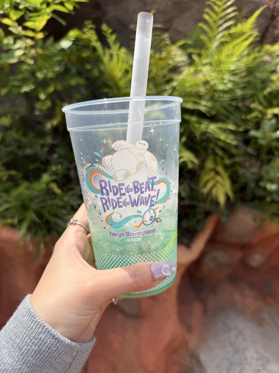 green_drm_1112's tweet photo. ほぼ飲み終わったけどミセスコラボのディズニードリンク💚💜

カップはもちろん持って帰りました✨笑

#ミセスグリーンアップル
#TDR https://t.co/7voynhtEHG
