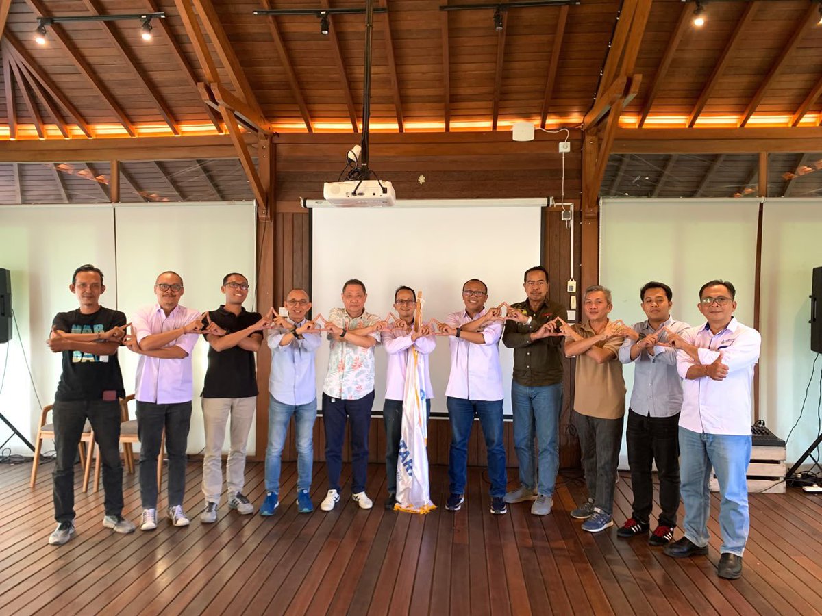 amdatara's tweet photo. Di Denpasar, Rakerda I DPD AMDATARA Bali–Nusa Tenggara menjadi ruang untuk menyatukan langkah dan memperkuat arah industri AMDK di kawasan Bali dan Nusa Tenggara.

Pengurus, anggota, dan mitra strategis membahas sejumlah agenda penting—mulai dari konsolidasi organisasi, kepatuhan terhadap standar dan regulasi, efisiensi distribusi, hingga pengelolaan sumber daya air yang berkelanjutan. Penerapan EPR dan ekonomi sirkular juga menjadi perhatian sebagai bagian dari tanggung jawab industri terhadap lingkungan.

Rakerda ini menegaskan bahwa pertumbuhan industri perlu dibangun melalui kolaborasi, tata kelola yang baik, dan komitmen bersama untuk menghadirkan industri AMDK yang semakin tangguh, berdaya saing, serta bertanggung jawab.

#AMDATARA #IndustriAMDK #RakerdaAMDATARA