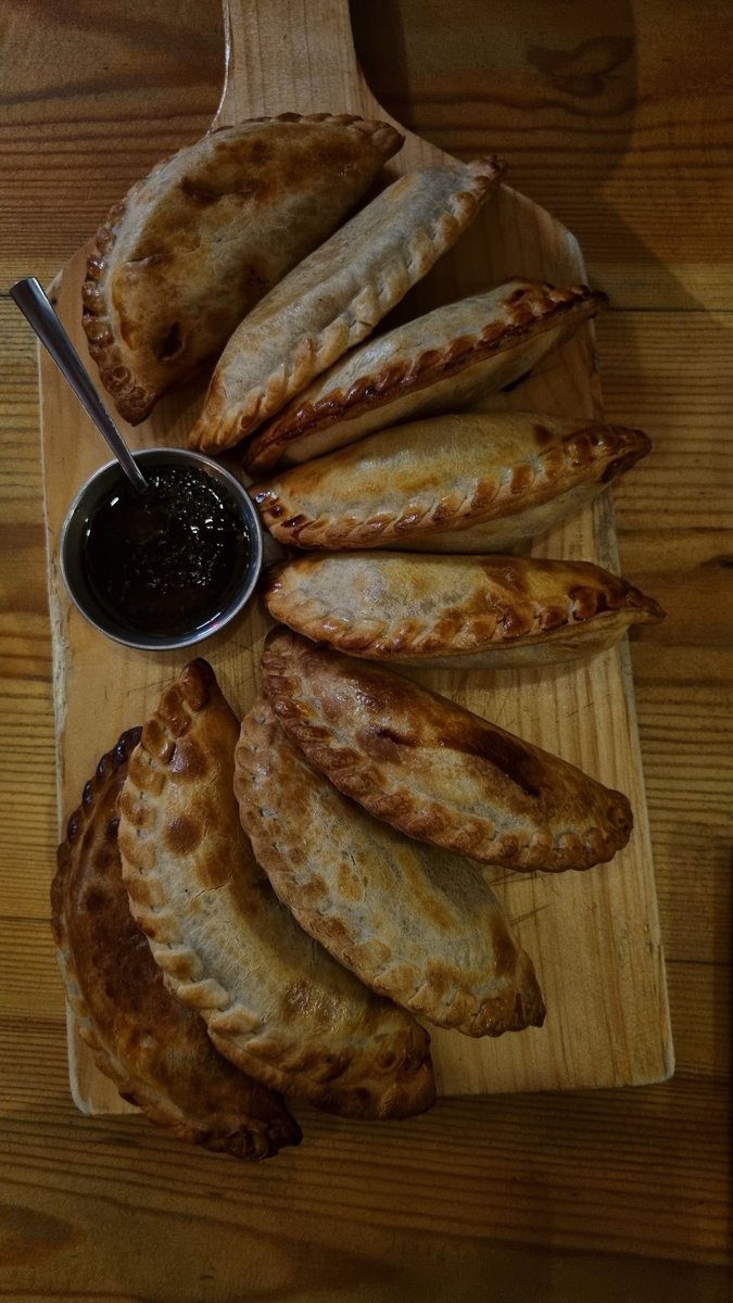 elliemental__'s tweet photo. @bennyyyyyy10 I went to some place that had empanadas on their menu they were pretty good https://t.co/TPfN4jbSLa