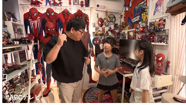 abc_knightscoop's tweet photo. 今週のナイトスクープ1本目は…

「父の部屋を奪いたい姉妹」

大阪府の小学４年生の女の子（１０）から。今回は、どうしてもお願いしたいことがあってメールをした。私のお父さんは、すっごく“セコい”。私がテレビでYouTubeを見ていると、ニュースが見たいからと替えてくる。「このテレビはお父さんが買ったテレビだから、お父さんが見たい番組がある時は、お父さんが優先なんだ！」と言う。アイスやケーキの時も同じ。私と妹は、いつもちっさい方を選ばされる。一番困っているのは、お部屋のこと。うちには２階に部屋が４つもあるのに、お父さんはそのうちの２つを一人で使っている。それなのに、私と妹は二人で１つの部屋を使わされている。「自分たちのお部屋が欲しい」と相談したら、「そんな部屋が欲しいなら、ナイトスクープに依頼して改造してもらえ。子供部屋を２つに分けてもらえ」と言った。お父さんは、私たちがそんなことできないと思っている。ぜひ、お父さんをギャフンと言わせて、私と妹に一人ずつのお部屋を作って欲しい、というもの。