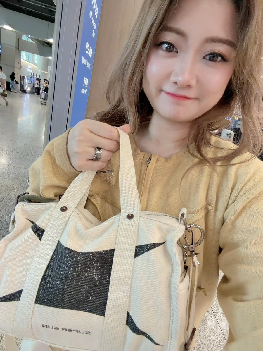 EikoEiko331's tweet photo. 全身穿着 SuperSun，顺利抵达首尔🇰🇷✌🏻
真的很喜欢呐🥰
天气也很好就是有点热☀️😆

谢谢大家的留言❤️～
接下来开开心心享受这趟旅程🥳

#SUPERSUN
#SUPERSUNxBAZAARKR
#ZeePruk #moev https://t.co/5MqIn7hhez