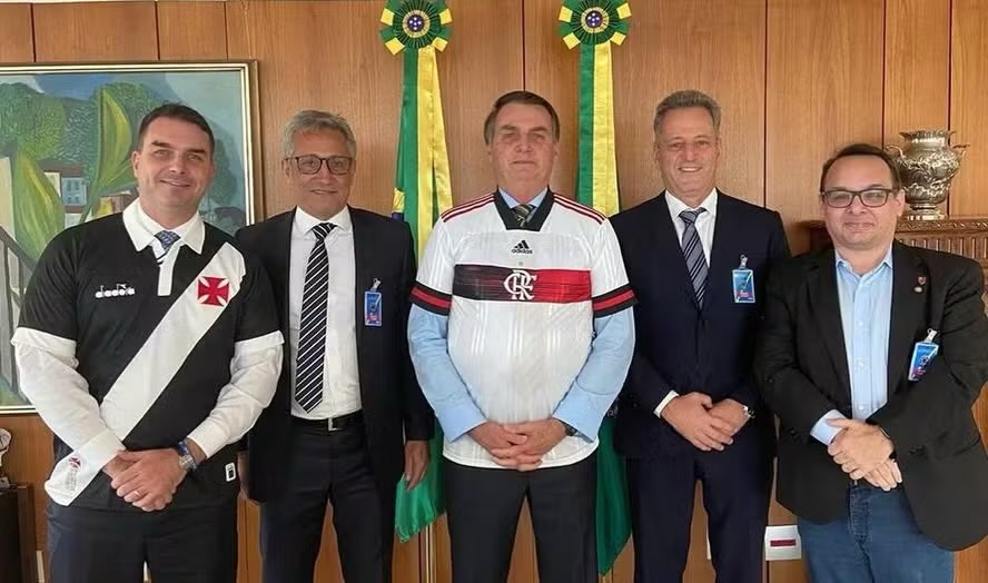 pesquisas_elige's tweet photo. 🚨BOMBA ATÔMICA/EITA: Flávio Bolsonaro (PL-RJ) está sendo investigado pela Controladoria-Geral da União (CGU) por enviar secretamente ao Vasco da Gama (RJ) R$ 4 MILHÕES DE DINHEIRO PÚBLICO que deveria ser destinado às atividades de habilitação social, com a alegada intenção de cobrir parte da folha salarial do clube do Rio de Janeiro!