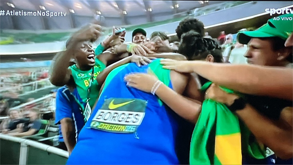 osolimpicos's tweet photo. OUROOOOOOOOO
🥇🥇🥇🥇🥇
🇧🇷🇧🇷🇧🇷🇧🇷🇧🇷

Alessandro Borges da show e é ouro no arremesso de peso no Mundial Sub20 de Atletismo com 20,35m!!

Passou o favorito sul-coreano na 5ª tentativa por 4cm pra ficar com apenas o 4º brasileiro da história em Mundiais Sub20!

Que baita prova que ele fez, com 3 arremesso acima de 20m.

Fantástico!!
