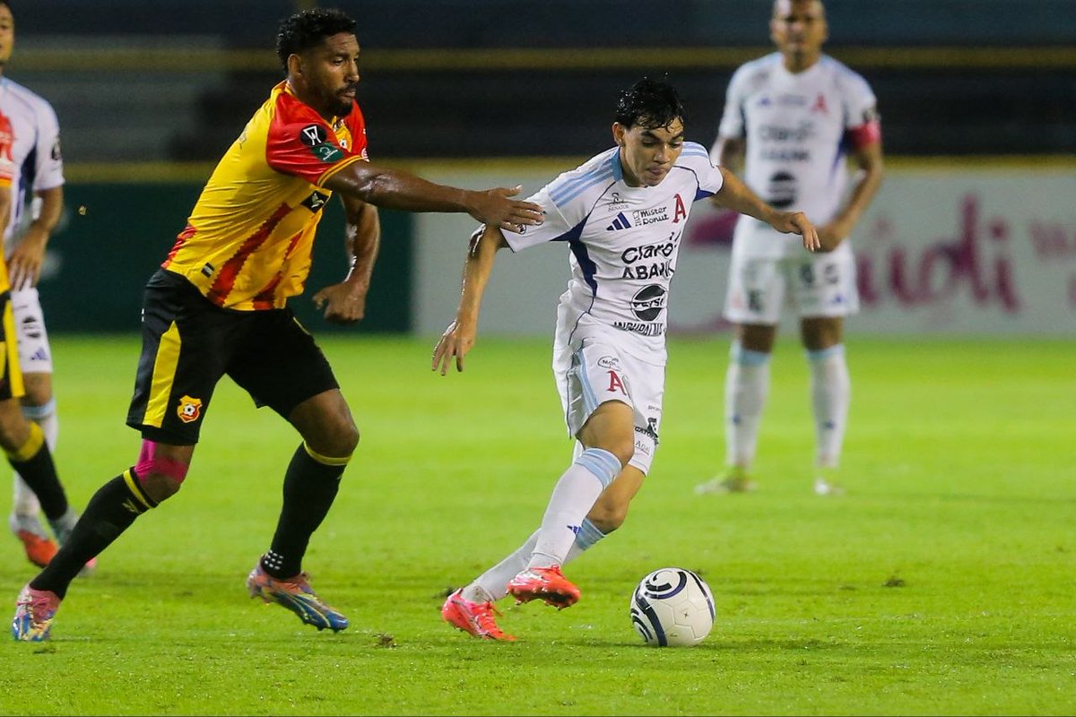 elsalvador's tweet photo. #DeDeportes | ¡TERMINÓ EL JUEGO! Los albos consiguen su segunda victoria en esta edición de #CopaCentroamericana de Concacaf y comandan el grupo B con seis puntos.

Alianza 1-0 Herediano

Fotos: David Martínez / #DiarioElSalvador https://t.co/HxLOIKaBoI