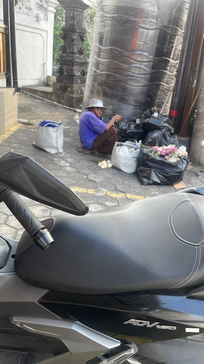 AkatsukiAlpha88's tweet photo. Halo threads, please do your magic❤️

Kakek ini (I forgot to ask his name, my bad) biasanya jualan di depan Circle K Teuku Umar Barat dan di area simpang 4 Teuku Umar Barat-Imam Bonjol setiap sore,  beliau jual bunga mawar dan kacang rebus. 
Jadi barangkali kalian lewat simpang 4 Teuku Umar Barat-Imam Bonjol atau mau nongkrong di sekitar Circle-K Teuku Umar Barat bisa bantu lariskan dagangan kakek ini. 

Thankyou yang sudah meluangkan waktunya untuk baca threads ini, 
God bless you🌻
cc:widyaapurnami
