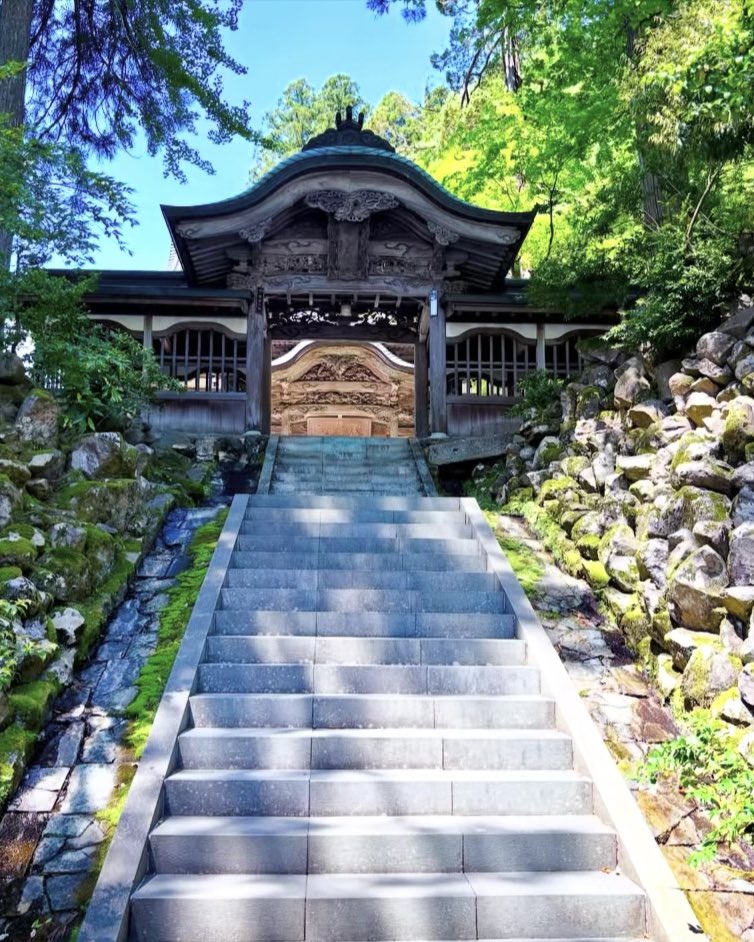 hwpwzq's tweet photo. 福井県にある永平寺を
訪れた人が一番に感動するのが、どこを見ても鏡のようにピカピカに磨き上げられた長い廊下です。

これは
「見えない場所ほど美しく磨く」というおしえなのです。

人の心に例えるならば、

見えない心の中を綺麗に
保てば、外見にも清らかな輝きが滲み出るのです。

#永平寺 https://t.co/gygFp5LPGu