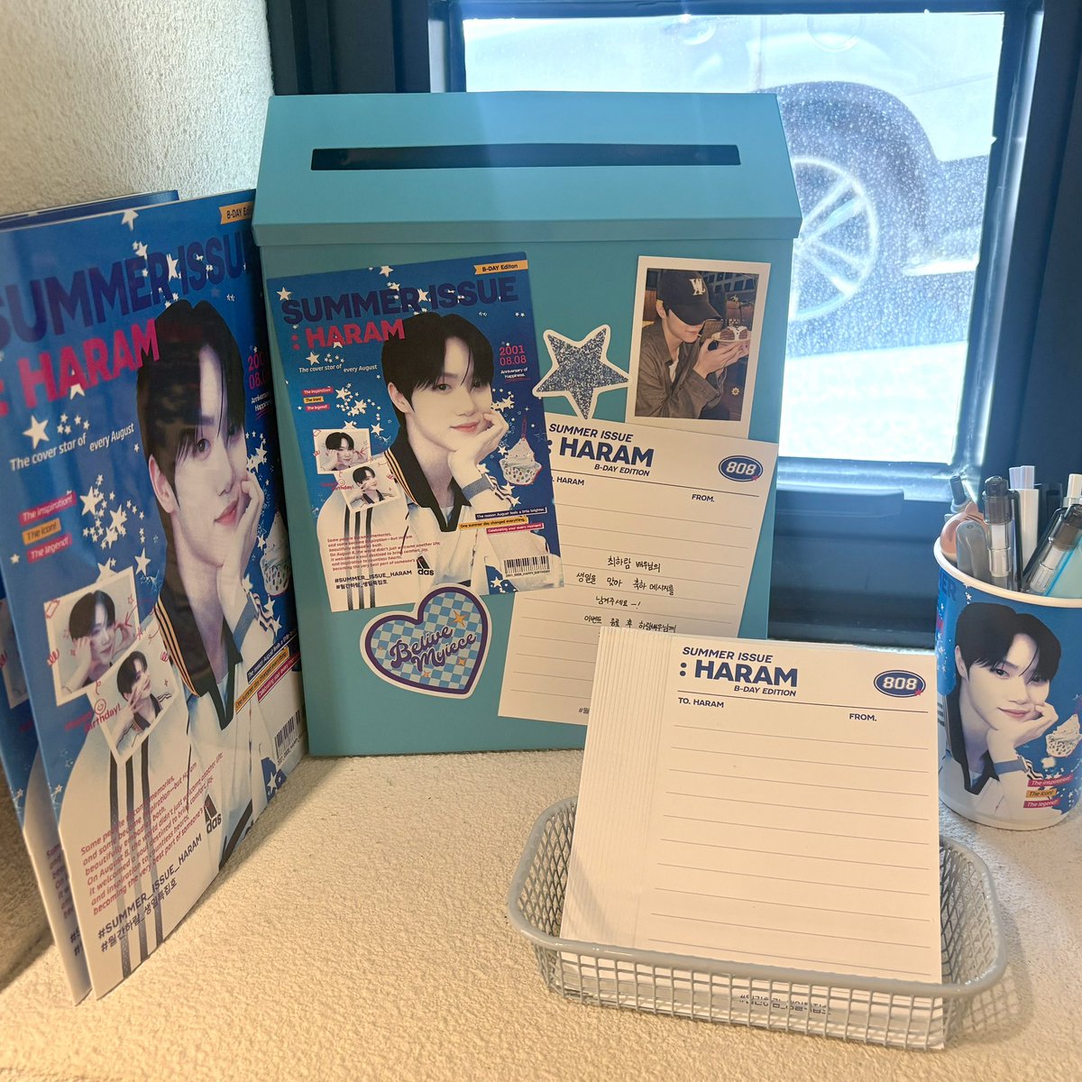 dearmysapphire's tweet photo. ˚ ༘✶ ⋆｡˚ ⁺

𝗦𝗨𝗠𝗠𝗘𝗥 𝗜𝗦𝗦𝗨𝗘 : 𝗛𝗔𝗥𝗔𝗠

🅜🅔🅢🅢🅐🅖🅔 🅔🅥🅔🅝🅣

──────────────

준비된 엽서에
최하람 배우님의 생일을 축하하는
메시지를 남겨주세요.💙

작성 후 우체통에 넣어주시면
이벤트 종료 후 배우님께
전달될 예정입니다.✨

옆에 비치된 매거진은
자유롭게 읽어보신 후 
다음 분을  위해 제자리에 놓아주세요.📖

──────────────

#월간하람_생일특집호
#SUMMER_ISSUE_HARAM

˚ ༘✶ ⋆｡˚ ⁺
