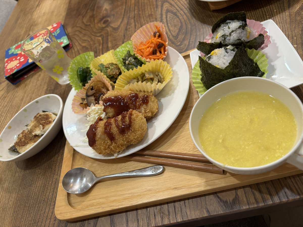 ichi_intuition's tweet photo. 八王子リトリート③

２日目夜は
八王子のナチュラルカフェ「さくら亭」
にて夜ご飯を頂きました🙏
マクロビオティックという"穀物菜食"のお店で
精白された砂糖、動物性食材（肉・卵・乳製品・鰹だし）は使っていないのですよ。

いやぁ、ご飯の美味しいこと！
イチの悪い癖ですが、
「うーん、野菜だけ？美味しいの？」
と思っていましたが（たぶんこれからも思うのでしょう）、
すごく美味しかったです✨
ボリューミーだし、満足感で満たされました💖
カツのように作っているものもあって、
「これ野菜だけなの？！」
と不思議な気持ちになりました笑

コーヒーもとても美味しい☕️😭
パンも家帰ってからもモグモグしてました🍞

すごく素敵な店主さんで、
穏やかな笑顔に癒されます🥰
お料理上手で、かかっている手間暇を聞くと「イチには出来ない！私は作るんじゃなくて、作ってくれる人のところに食べに来ます！」
となりました😂

お礼にイチの得意なヒーリングもさせていただきましたが、体感があったようで良かったです🙏

人からの紹介で一緒に行きましたが、
紹介したくなるのも分かります✨

新たなご縁に感謝🍀
