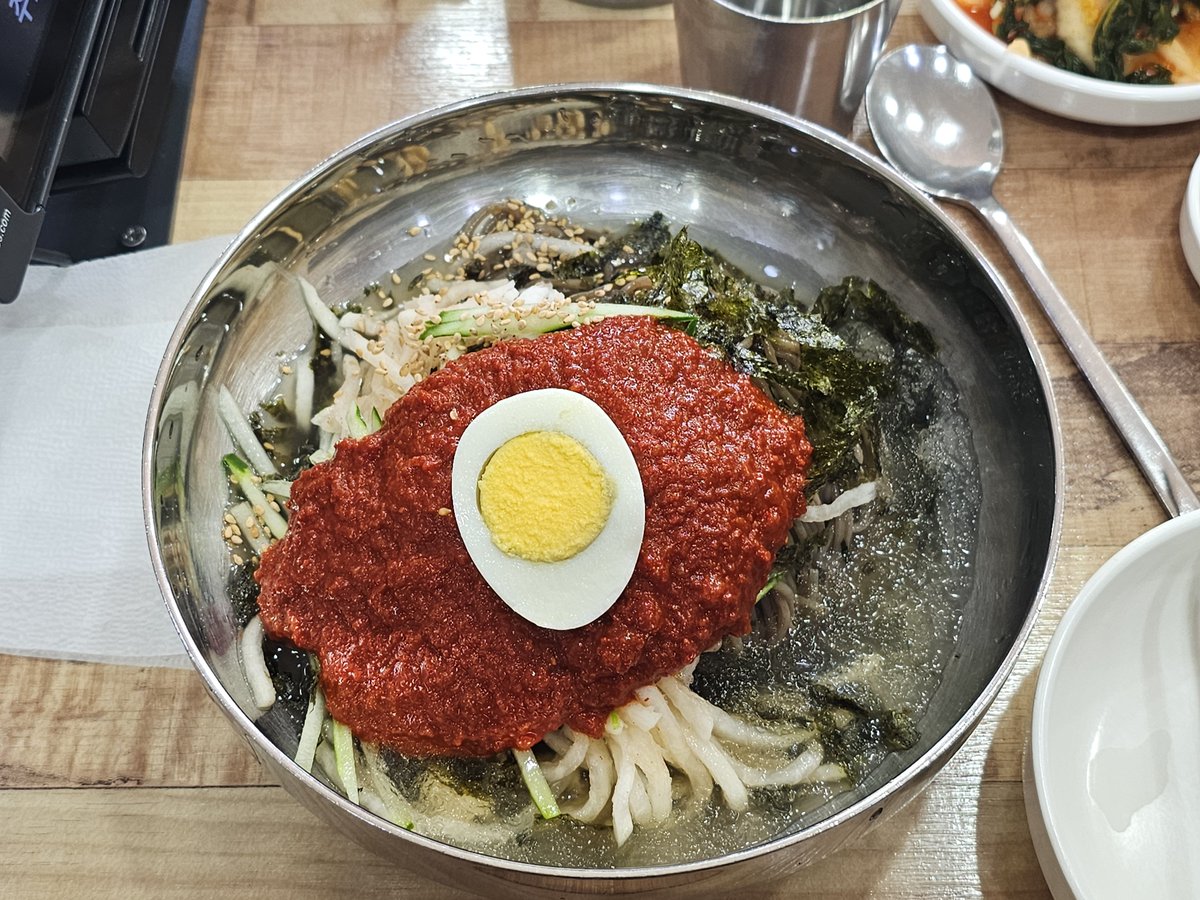 _mont_bell_'s tweet photo. 여러분 좋은 오후예요! 다들 점심 식사는 하셨으려나요?

저는 날이 덥길래 시원하게 메밀 비빔막국수 시켰는데 완전 눈물 콧물 쏙 빼면서 후회 중이에요 ㅋㅎㅋㅎ

거의 열라면급으로 매워서 맵찔이인 저한텐 너무 힘들어요ㅠ 

맛점하시고 오늘 하루도 파이팅입니다! https://t.co/KUYef99qY4