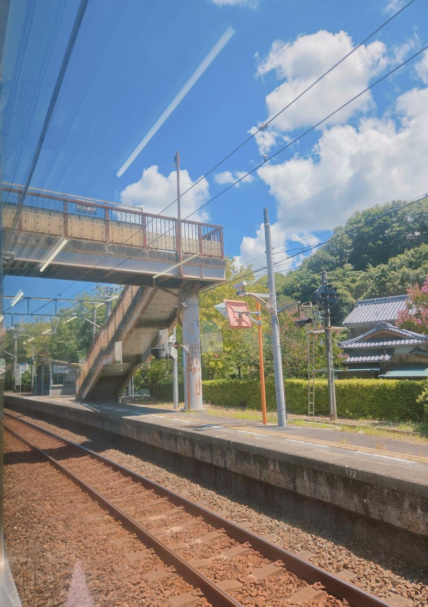 MurajiY's tweet photo. 鈍行で10時間移動っていうと、よく「え？！しんどくない？！」
「へぇ、、、((((;゜Д゜)ﾀｲﾍﾝｿｳﾀﾞﾅｧ」
って驚かれるんだけど

こんな風景が次々出てくるなんて、ただのご褒美案件 https://t.co/VQXyeW1Sld