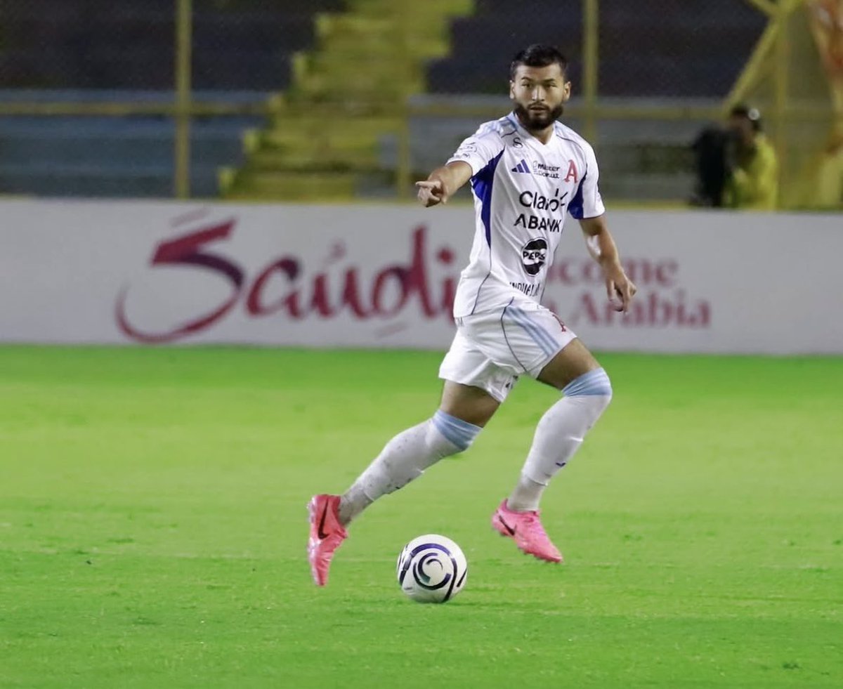 MoiMilian's tweet photo. Luego de la gran actuación y su asistencia a gol por parte Nelson Rodríguez, tengo una duda que ustedes me ayudarán a resolver: ¿Qué otro jugador ha pasado por los 4 grandes de El Salvador? Los leo 🥸 https://t.co/EujodxAXTk