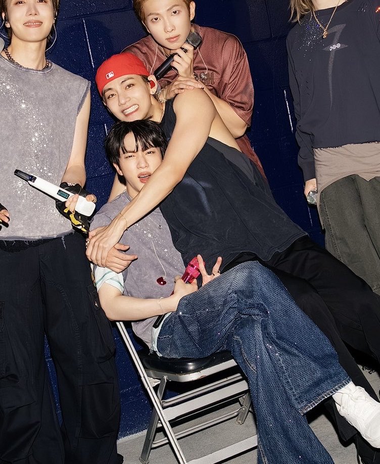 Winterberry0430's tweet photo. Taehyung sitting on Jin’s lap again 😭😭😭😭😭😭😭😭😭😭😭😭😭😭😭😭 https://t.co/dIi3MJPoik