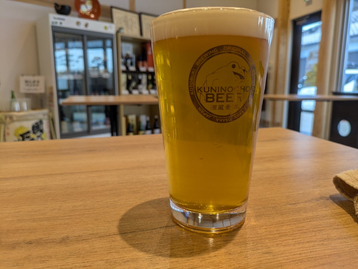 bigurou's tweet photo. 國乃長さんでクラノミ（蔵飲み)ここは貴醸ゴールドがやばいうまさです。その他、ケルシュとアンバーも好き。飲んでるのは八朔IPA https://t.co/R4Y9wg4XMM