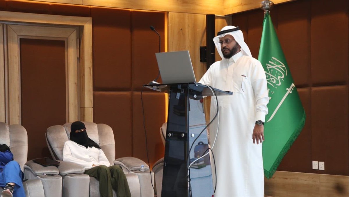 jazanpcs's tweet photo. اختُتمت اليوم الفعاليات الجماعية لبرنامج «تنمية مهارات الحماية الذاتية لأطفال مرضى السكري» باستخدام أكثر النماذج العلاجية تطوراً في الخدمة الاجتماعية ضمن مشروع #خطوة_أمان، بعد رحلة من التدريب والتأهيل، حيث عقدت ندوة علمية لأسر الأطفال بحضور رئيس مجلس إدارة جمعية الاستشارات النفسية والاجتماعية بجازان الدكتور طاهر محمد عريشي، ومدير مستشفى الملك فهد المركزي بجازان، حيث جرى تكريم المدربين والمستفيدين تقديرًا لجهودهم ومشاركتهم الفاعلة.

ونفذت جمعية الاستشارات النفسية والاجتماعية بجازان البرنامج بالتعاون مع تجمع جازان الصحي في قاعة التدريب بمستشفى الملك فهد المركزي بجازان، مستهدفًا تنمية مهارات الحماية الذاتية لدى أطفال مرضى السكري ضمن الأنشطة الجماعية الذي يقدمه البرنامج، ولتعزيز الجوانب النفسية والاجتماعية لديهم، بما يسهم في رفع جودة حياتهم وتمكينهم من التعامل الإيجابي مع التحديات قدمها الاستاذ محمد عبدالله عباس 

#جمعية_الاستشارات_النفسية_والاجتماعية_بجازان
#تجمع_جازان_الصحي
#خطوة_أمان
#السكري
#جازان