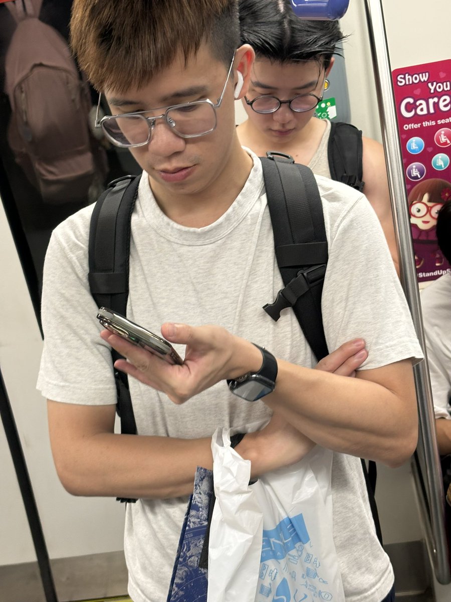 sgsundae's tweet photo. Wanted to take the guy behind but he blocked me. Also cute la. 2 for 1. https://t.co/blL2ZJ4BhK