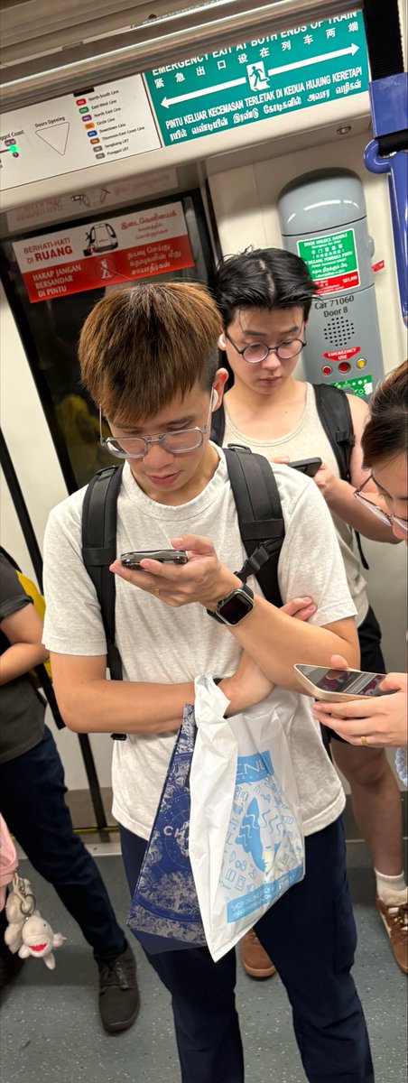 sgsundae's tweet photo. Wanted to take the guy behind but he blocked me. Also cute la. 2 for 1. https://t.co/blL2ZJ4BhK